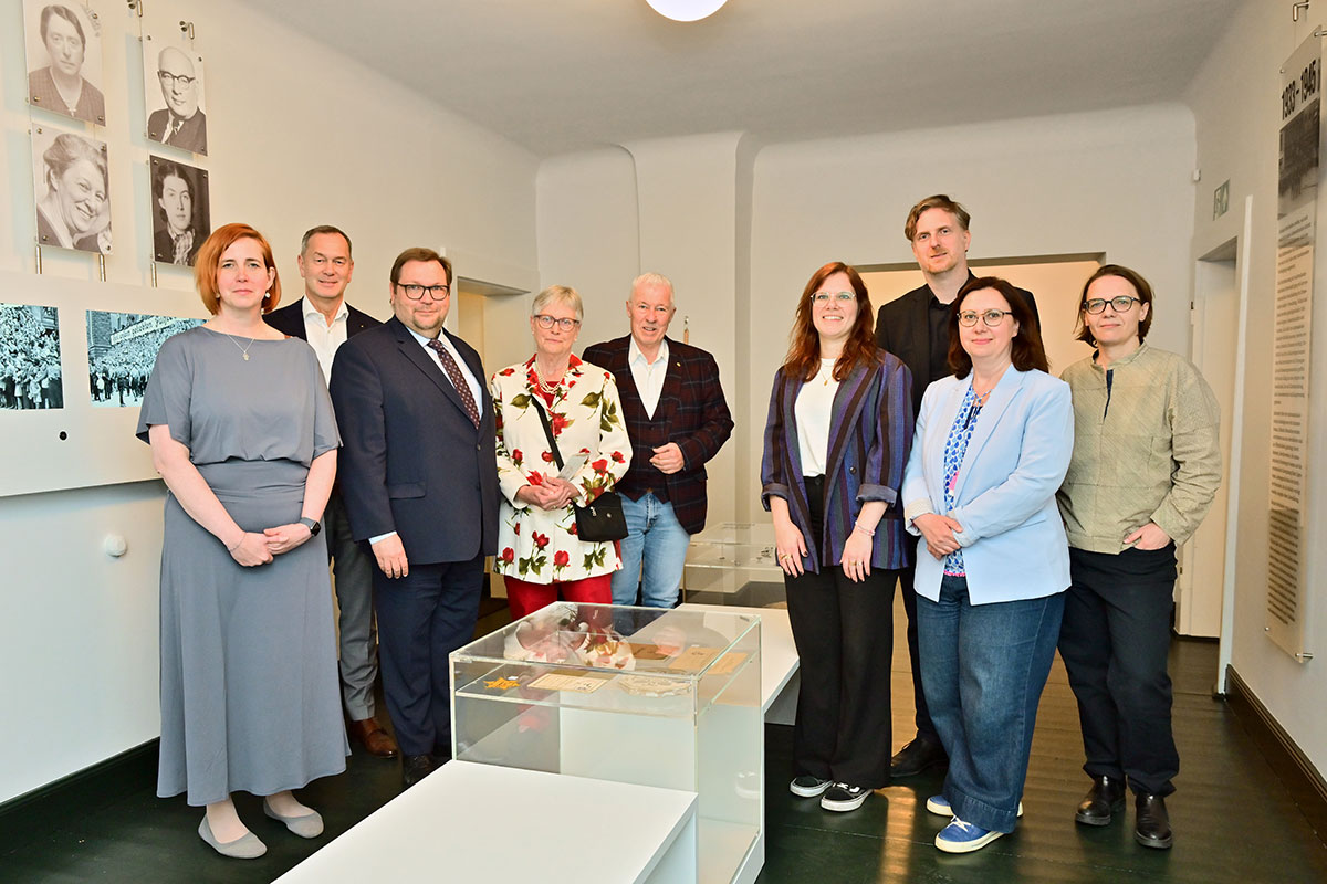 Oberbürgermeister Frank Meyer, das Team der Villa Merländer und die Förderer bei der Eröffnung in Krefeld.