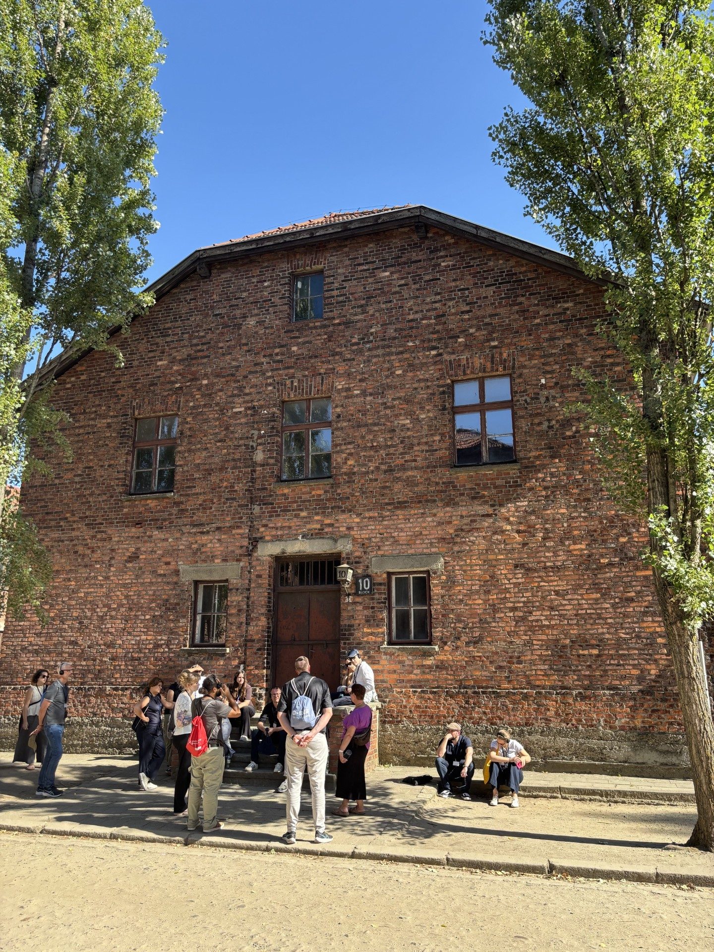 Die Teilnehmenden vor Block 10 in Auschwitz